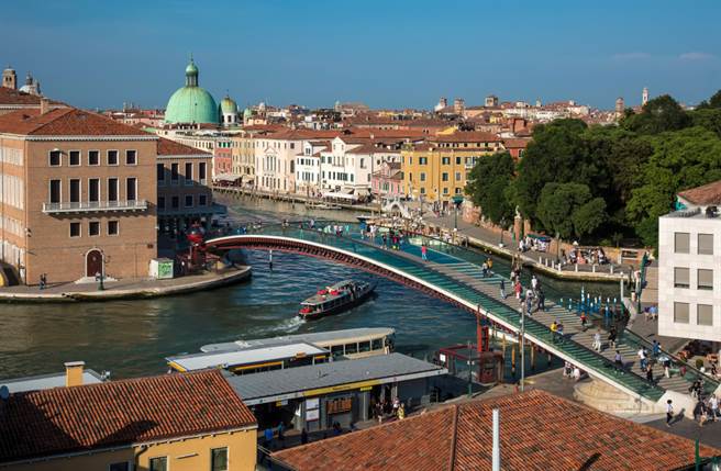 威尼斯现代感强烈的宪法桥。（图／shutterstock）