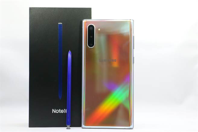 三星Galaxy Note 10星环银款式与包装盒子。星环银的背面机身在不同角度的光线下会反射出不同的机身色调，是一大特点。（图／黄慧雯摄）
