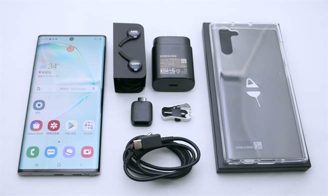 三星Galaxy Note 10盒内配件。（图／黄慧雯摄）
