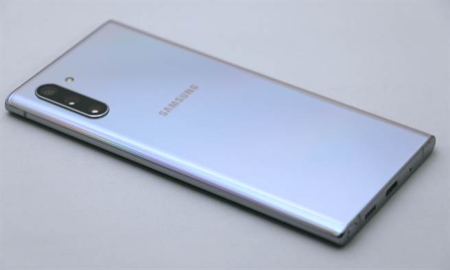 Galaxy Note 10 细部机身（右侧）。（图／黄慧雯摄）
