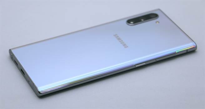 Galaxy Note 10 细部机身（左侧）。（图／黄慧雯摄）
