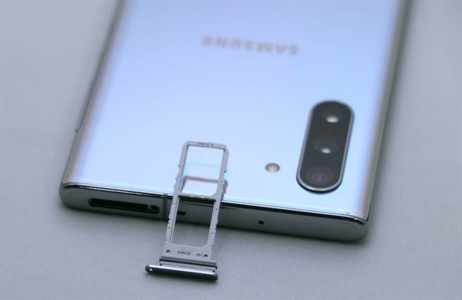 Galaxy Note 10 细部机身（顶端）与双SIM卡卡槽。（图／黄慧雯摄）

