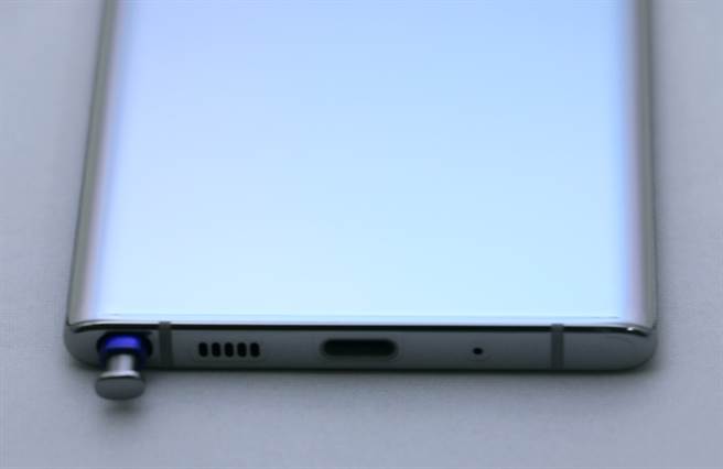 Galaxy Note 10 细部机身（底侧）。（图／黄慧雯摄）
