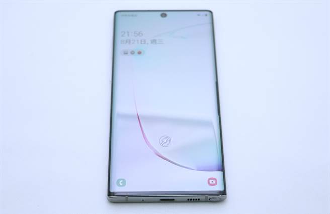 Galaxy Note 10 细部机身，正面萤幕位置。超音波指纹解锁的感应位置比Galaxy S10/S10+更偏上方一些，持握感应指纹时，人体工学上体验更佳。（图／黄慧雯摄）
