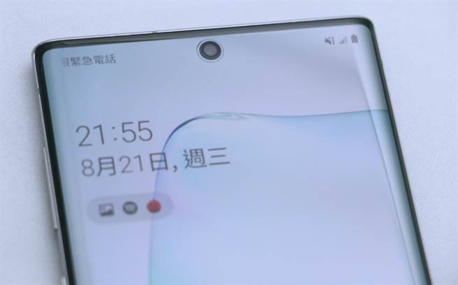 Galaxy Note 10 正面萤幕的Ｏ极限全萤幕设计，是外观上很能轻易跟其他机种区辨的一处。（图／黄慧雯摄）
