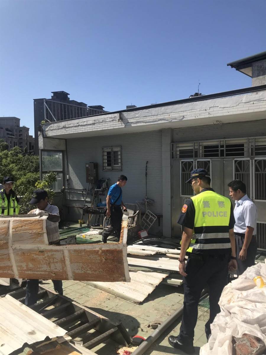 新北市中和警分局於今年7月8日在中和區圓通路某民宅頂樓違章加蓋鐵皮屋查獲毒品分裝場，立即提報新北市政府公共安全聯合稽查小組強力拆除。（實習記者林柏任翻攝）