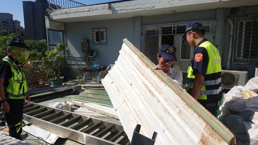 新北市中和警分局於今年7月8日在中和區圓通路某民宅頂樓違章加蓋鐵皮屋查獲毒品分裝場，立即提報新北市政府公共安全聯合稽查小組強力拆除。（實習記者林柏任翻攝）