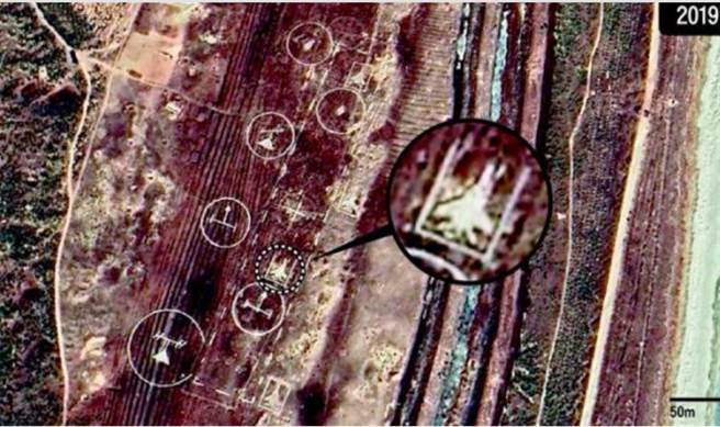 谷歌地球显示，北韩今年2月在AN-2基地轰炸训练场上，设置了韩军主力战机F-15K，地对空飞弹和雷达等模型。（谷歌地球）