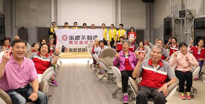 永庆慈善基金会携手高雄市电影馆，推出「乐龄VR电影院」，现场邀请多位阿公、阿嬷看VR电影，体验新科技。