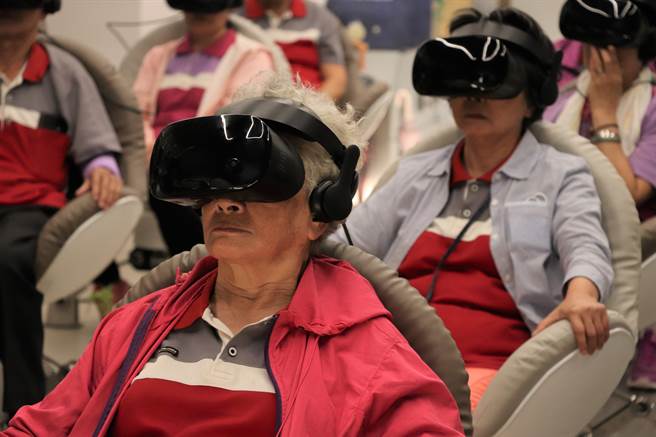 VR电影360度的观景视角，让现场银髮观眾惊呼连连。