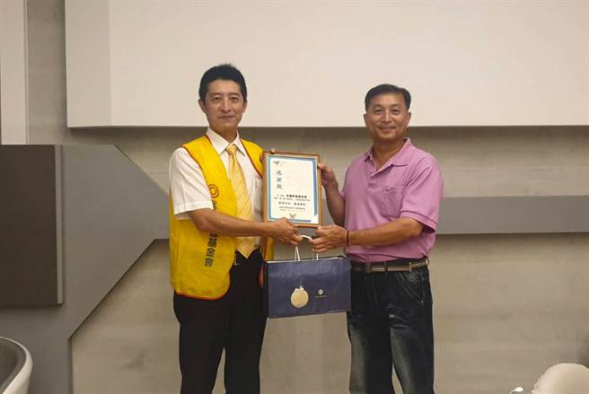 高雄市梓官区梓信社区发展协会总干事柯泰山(图右)颁发感谢状，感谢永庆不动产热心服务银髮长者，开心合影。