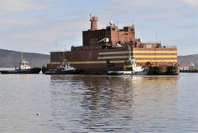 全球首座浮動核電廠「羅蒙諾索夫院士號」，在俄羅斯西北部莫曼斯克港展示的檔案照。(圖／推特@RosatomGlobal)