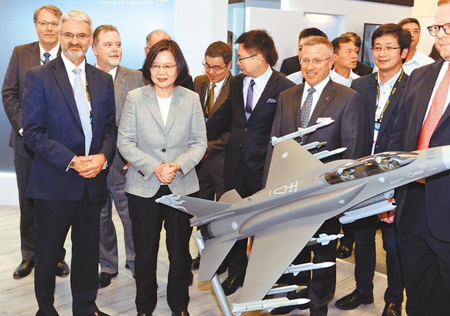 台北國際航太暨國防工業展15日展開，蔡英文總統（左2）參觀F-16V戰機模型。（本報系資料照片）