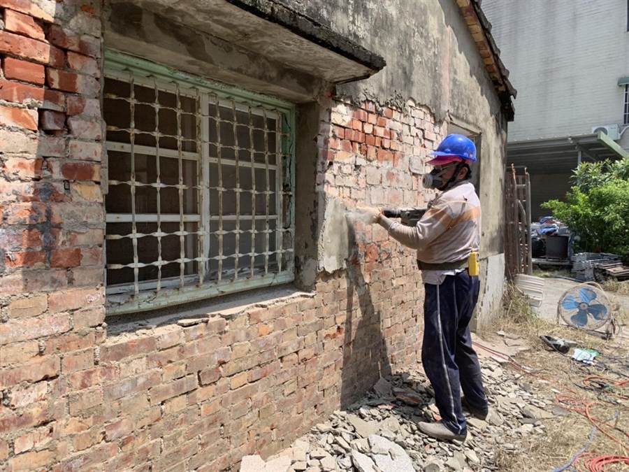 台南市水泥工會志工23日幫癱瘓阿嬤的住家進行第一波修繕工作。（台南市勞工局提供）