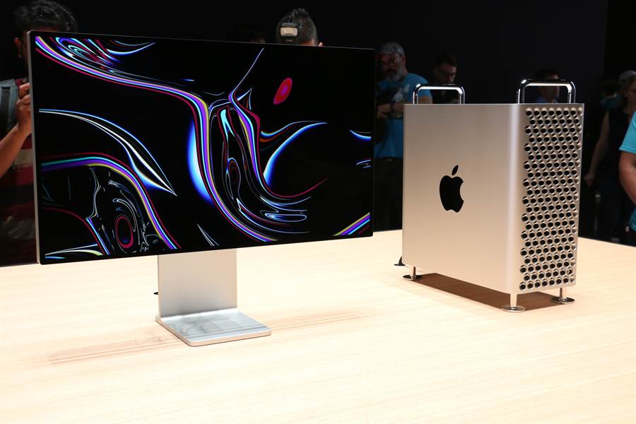 Mac Pro(右)以及可搭配的 Pro Display XDR 螢幕。(圖／黃慧雯攝)