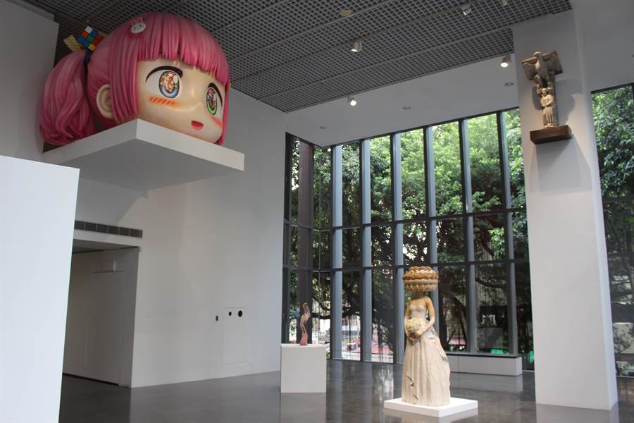 日本藝術家Mr.所創作的大型裝置藝術〈Hikari–A Chery Blossom Path–〉，大型的少女頭顱看來相當吸睛。(王寶兒攝)
