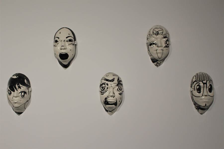 日本藝術家島本了多以自身面孔模樣為參考，燒製陶瓷面具，在上頭繪上各式知名動漫女角。(王寶兒攝)