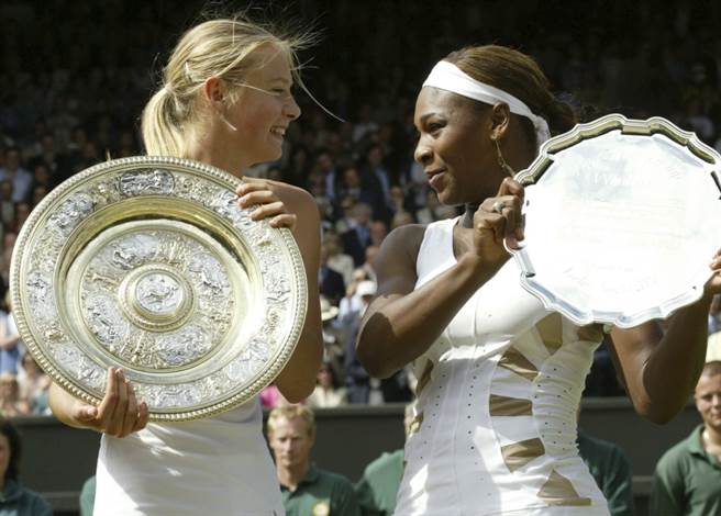 莎拉波娃(左)2004年溫網打敗小威廉絲。（美聯社資料照）