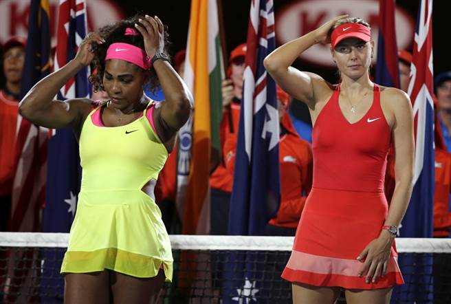 小威廉絲(左)2015年澳網決賽打敗莎拉波娃。（美聯社資料照）