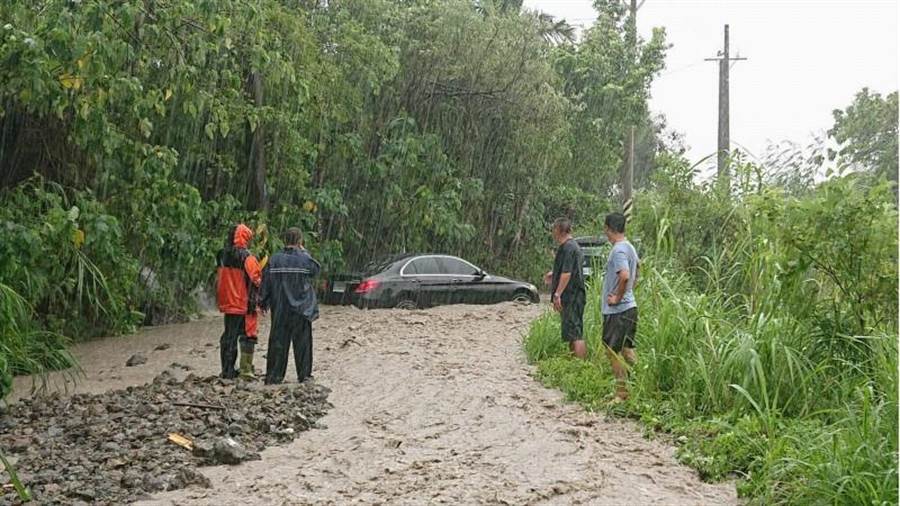 14名遊客冒雨前往花蓮富里鄉六十石山賞金針花，下山遇路面積水不敢前行，消防人員派20名人力上山救援脫困。（中央社）