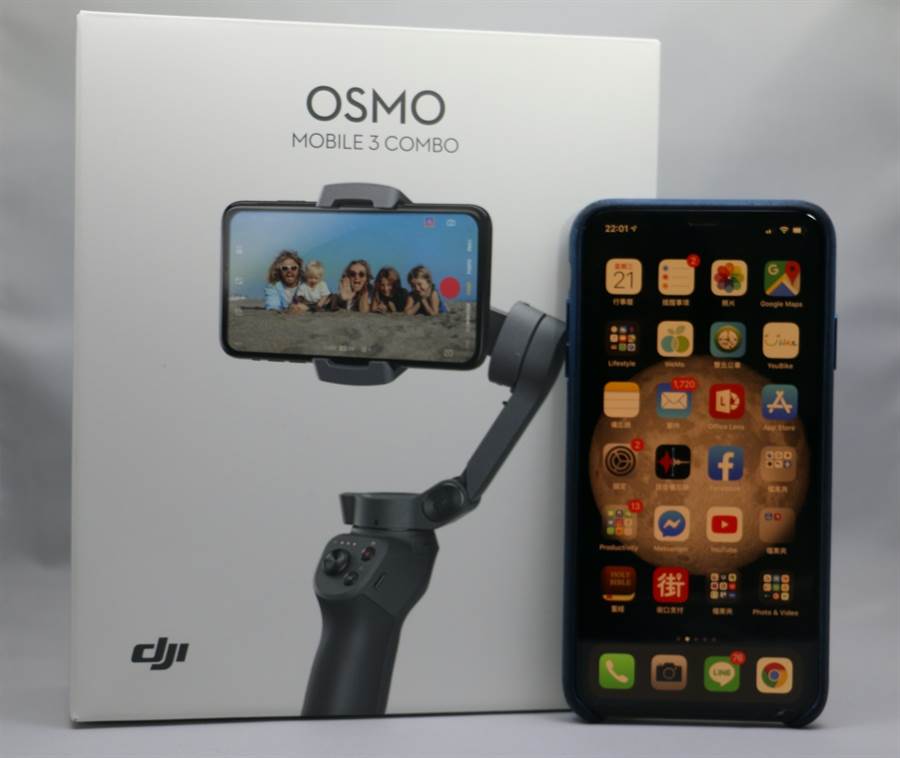 Osmo Mobile 3包裝盒與iPhone XS Max（手機螢幕是因為開啟夜覽模式因此偏黃）對比，包裝盒因為Osmo Mobile 3可摺疊的設計比過往小很多。（圖／黃慧雯攝）
