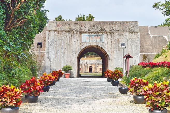 清法戰爭後，清廷體認到台灣海防的重要性，於滬尾地區興建兩座砲台，圖為「北門鎖鑰」即今日「滬尾礮臺』。（吳亮賢翻攝）