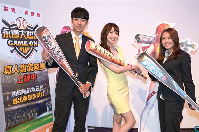 永庆大联盟》如游戏般的设计，吸引《六都电竞争霸战》主持人小熊到永庆房屋的摊位上合照