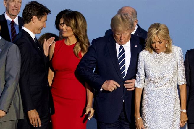 梅蘭妮亞與杜魯道在G7大合照中互動熱絡。（圖／美聯社）