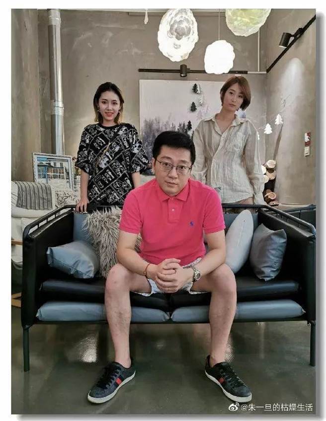 影片中他有着显鲜明的土豪形象，藉由大老板的角色与黑色幽默演绎出社会血淋淋的真相。（图翻摄自朱一旦的枯燥生活blibli）