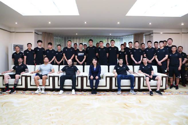 林書豪(第二排左7)加盟北京首鋼與球隊大合照。(摘自北京首鋼微博官網)