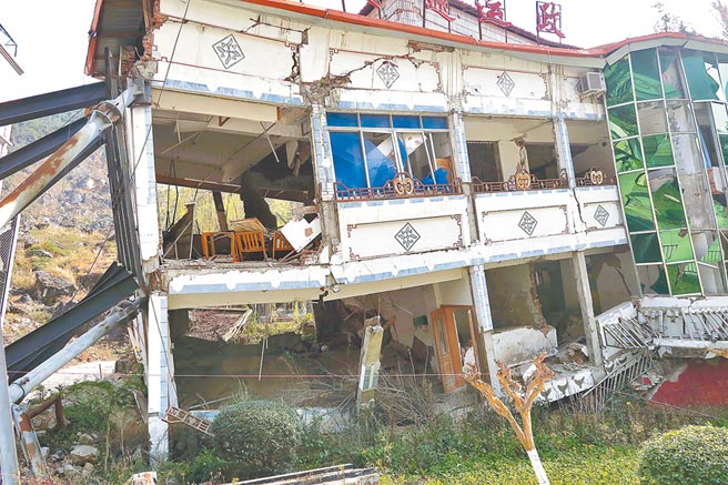 四川省北川老縣城地震遺址至今保留512汶川大地震時倒塌的房屋。（本報資料照片）