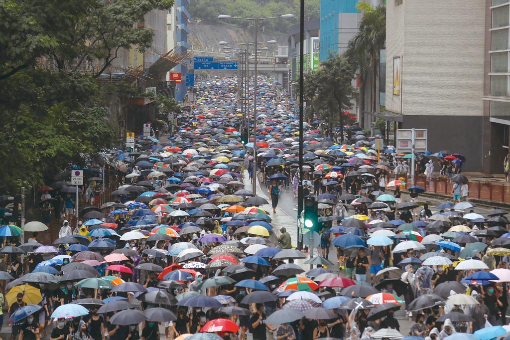 反送中運動對香港資本市場造成重大影響。圖為反送中示威者癱瘓港島主要馬路。圖／美聯社