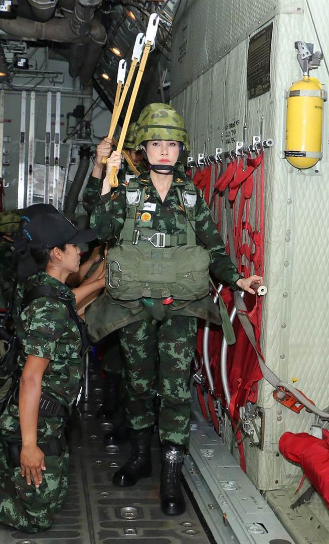 泰国王室宫务处26日公布一系列泰国新王妃诗妮娜的照片。（图／美联社、泰国王室宫务处）