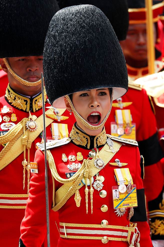 泰国王室宫务处26日公布一系列泰国新王妃诗妮娜的照片。（图／路透社、泰国王室宫务处）