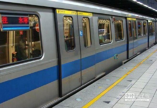 网友在网路分享搭捷运时向她搭讪双人组的经验。（示意图／shutterstock）