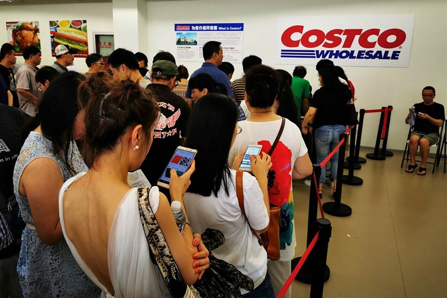 大陸第一間好市多（Costco）27日於上海開幕，圖為24日民眾到店面排隊辦理會員卡的畫面。（圖／路透社）