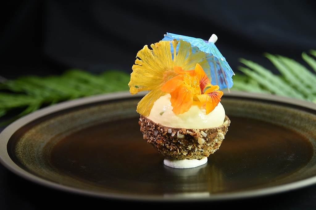 〈TOWN by Bryan Nagao〉這道餐後甜點是以椰子球概念呈現，形色與味道皆「非常夏威夷」。（圖／姚舜）