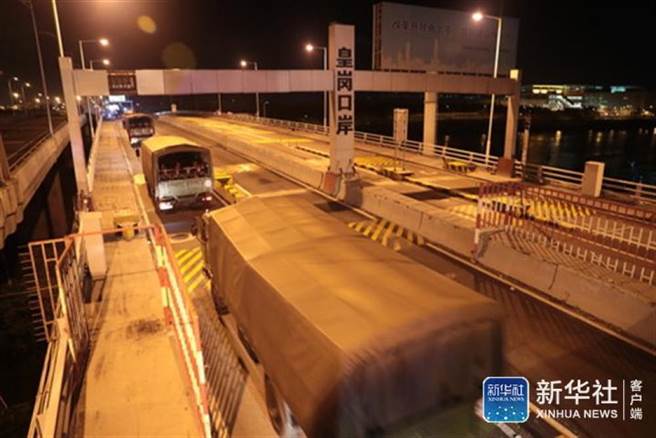 大陆解放军大批装甲车、运兵车通过香港皇岗口岸。新华社表示是正常论换。(图/新华社)