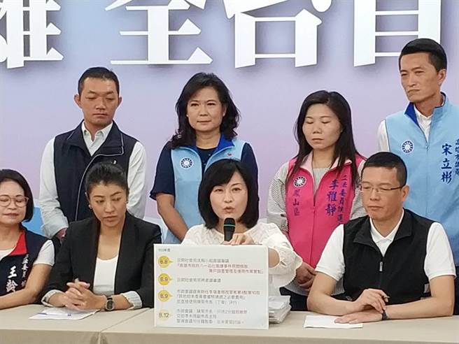 韩国瑜阵营与高市议会国民党团29日举行记者会，质疑石化气爆后，菊市府由当时秘书长李瑞仓出马，径行更改善款运用规范，变成只要管理会通过即可的帝王条款，陈菊更疑似为了迴避责任，在讨论该作业要点的市政会议上刻意提前离席。（曹明正摄）