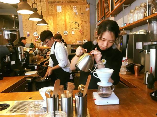 路易莎要传达一种「生活文化」，强调平价也能喝到好咖啡，且站在消费者立场思考，进一步提供多元服务。（图／翻摄自路易莎辅大门市脸书）