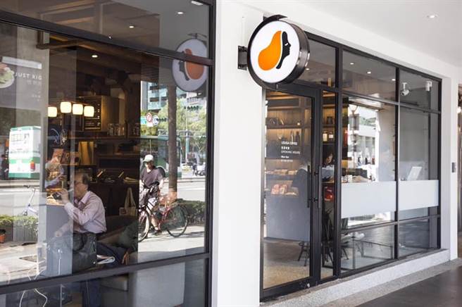 路易莎秉持两大原则，就是精品平价化及接地气服务。（图翻摄自路易杀民权西店）