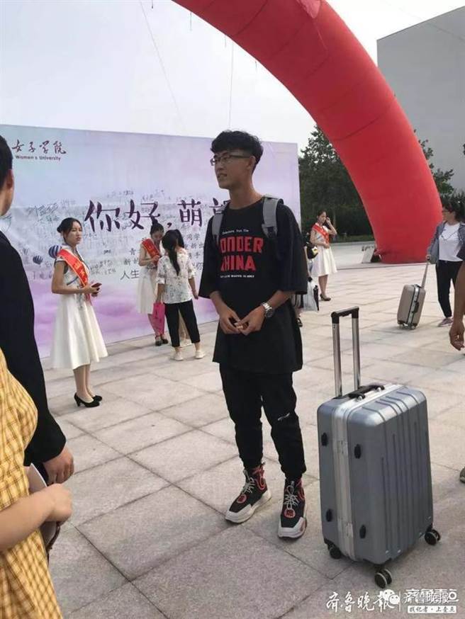 即将开始体验女子大学生活的姜云飞。（图／翻摄自齐鲁晚报）