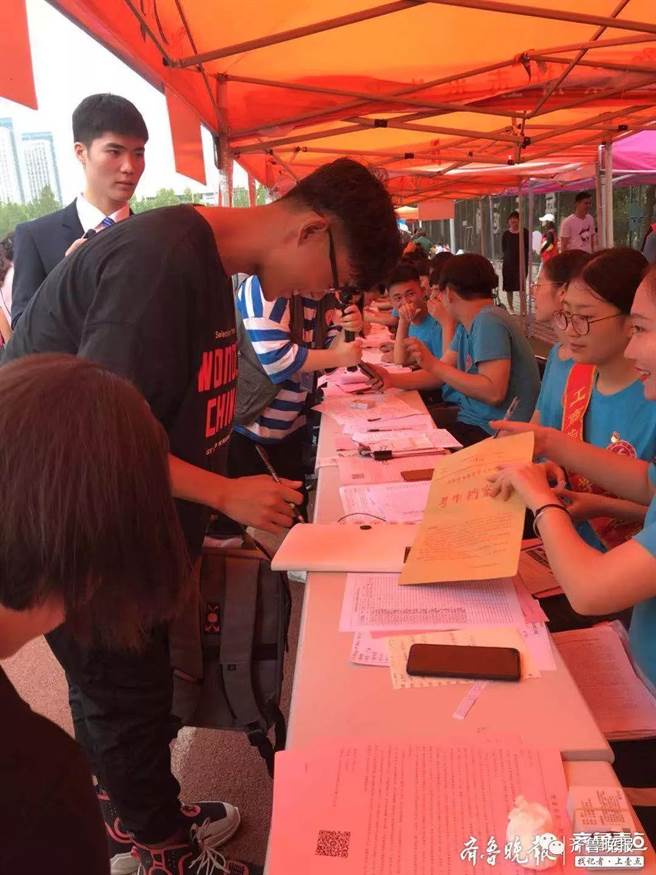 这位大学新鲜人即将开心地展开他如梦似幻的四年大学时光，享受1：10男女比例的校园生活。（图／翻摄自齐鲁晚报）