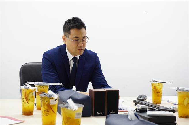 「一芳」总部墨力国际副总经理刘曜州出面辟谣。（王文吉摄）