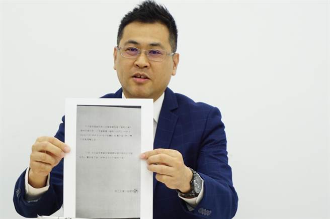 墨力国际副总经理刘曜州出示供应芋头的农民声明书，证明大甲有芋农契作，非网路上指称的越南芋头。（王文吉摄）