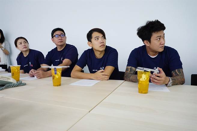 台中市大墩、美村及彰化彰基等「一芳」加盟主，现身墨力国际总部声援。（王文吉摄）