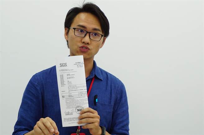 墨力国际品管经理王宏铭拿出检验报告，说明网路转传资料，遭有心人士刻意隐避关键检验数据。（王文吉摄）