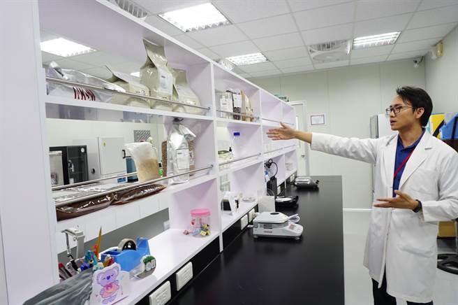 墨力国际公开耗资百万元成立的品管检验室。（王文吉摄）