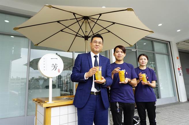 墨力国际副总经理刘曜州（左一）与出面声援的加盟主合影。（王文吉摄）