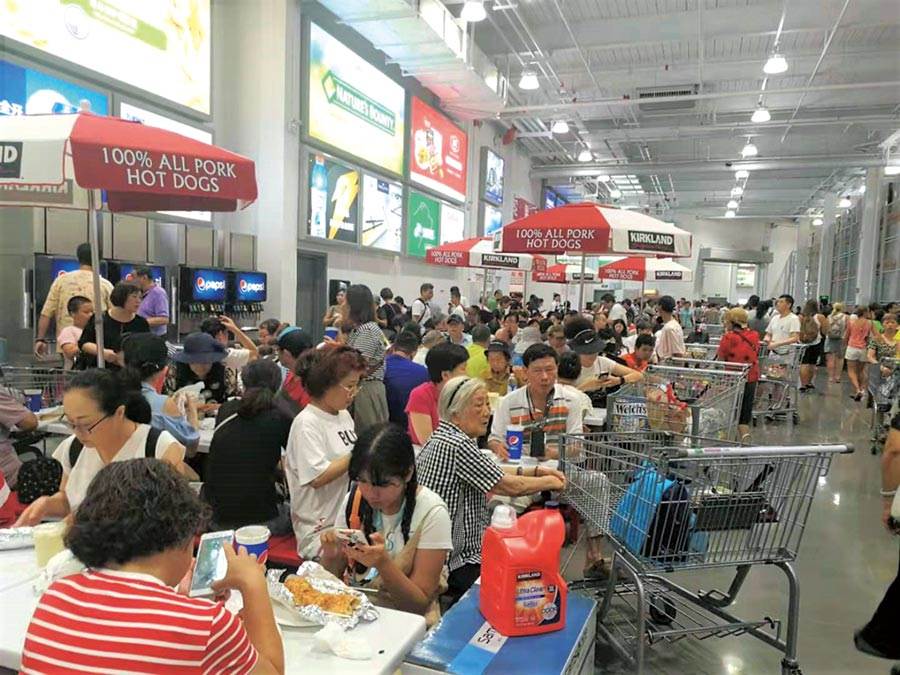 大陸首家好市多（Costco）門市27日在上海開幕，首日人潮異常火爆。(圖／吳泓勳)